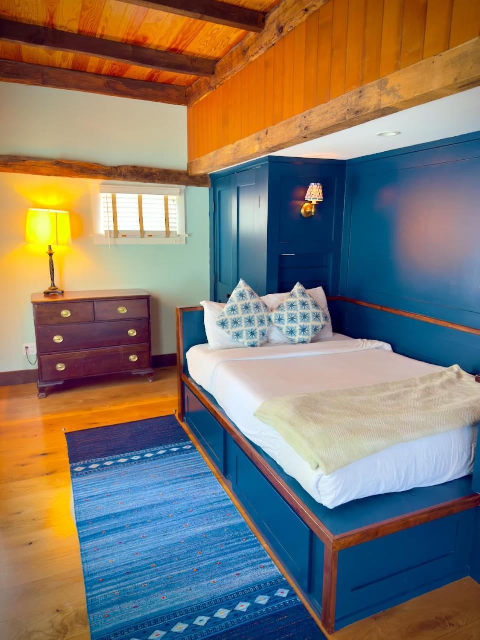 Отель Magical Post And Beam Loft Downtown Newport! Экстерьер фото