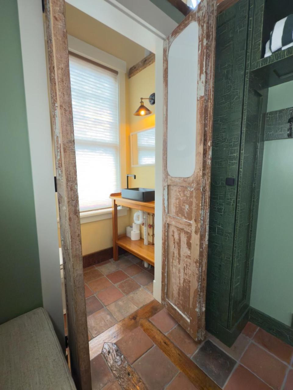 Отель Magical Post And Beam Loft Downtown Newport! Экстерьер фото